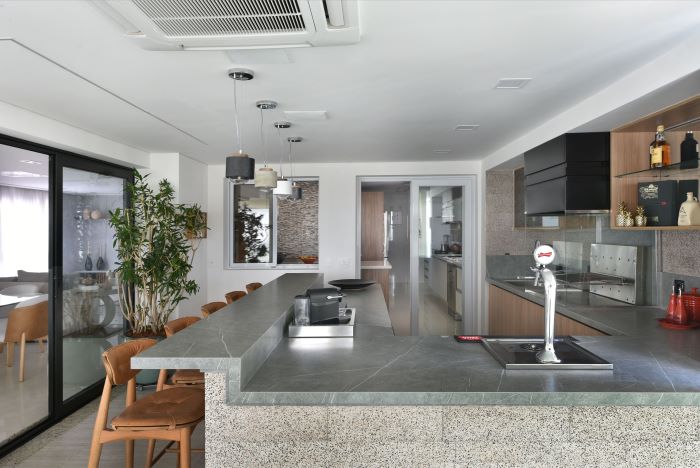 bancada de cozinha em lâmina ultracompacta com acabamento moderno